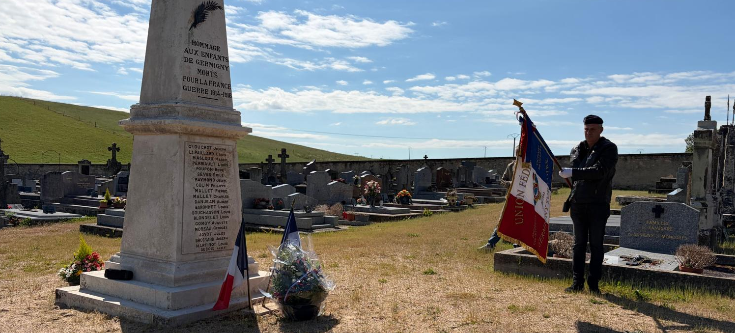 Photo Monument aux Morts et porte drapeau